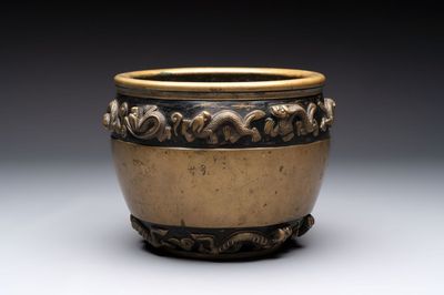 A Chinese bronze cylindrical censer with relief dragon design, Xuande mark, 18/19th C.
