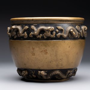 A Chinese bronze cylindrical censer with relief dragon design, Xuande mark, 18/19th C. — photo 3