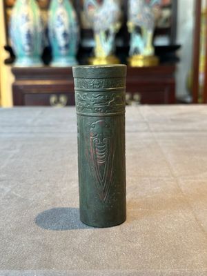 A Chinese bronze cylindrical 'cicada' flower arranging vase, Xuande mark, Ming — foto 1