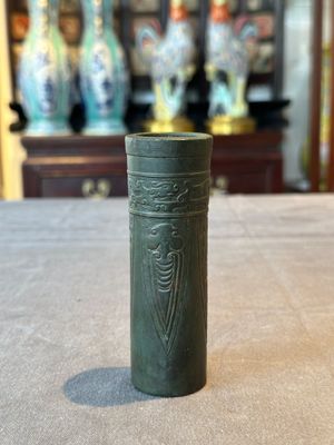 A Chinese bronze cylindrical 'cicada' flower arranging vase, Xuande mark, Ming — foto 3