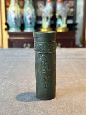 A Chinese bronze cylindrical 'cicada' flower arranging vase, Xuande mark, Ming — foto 4