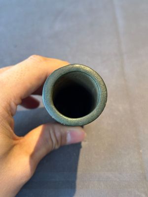 A Chinese bronze cylindrical 'cicada' flower arranging vase, Xuande mark, Ming — foto 5