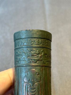 A Chinese bronze cylindrical 'cicada' flower arranging vase, Xuande mark, Ming — foto 6