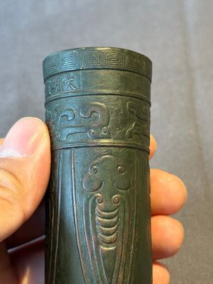 A Chinese bronze cylindrical 'cicada' flower arranging vase, Xuande mark, Ming — foto 8