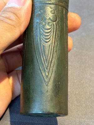 A Chinese bronze cylindrical 'cicada' flower arranging vase, Xuande mark, Ming — foto 9