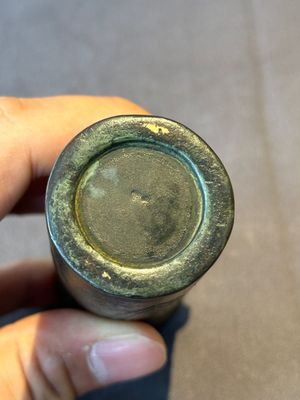 A Chinese bronze cylindrical 'cicada' flower arranging vase, Xuande mark, Ming — foto 10