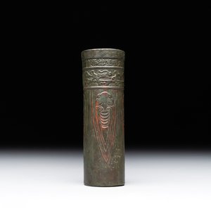 A Chinese bronze cylindrical 'cicada' flower arranging vase, Xuande mark, Ming — foto 1