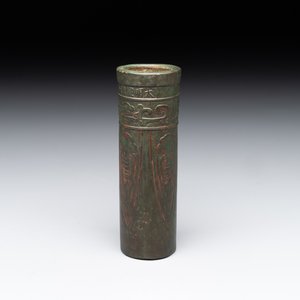 A Chinese bronze cylindrical 'cicada' flower arranging vase, Xuande mark, Ming — foto 2