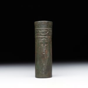 A Chinese bronze cylindrical 'cicada' flower arranging vase, Xuande mark, Ming — foto 3