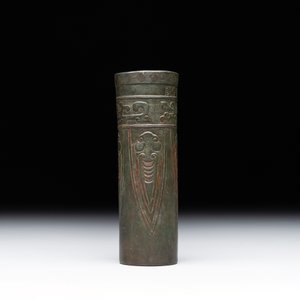 A Chinese bronze cylindrical 'cicada' flower arranging vase, Xuande mark, Ming — foto 4
