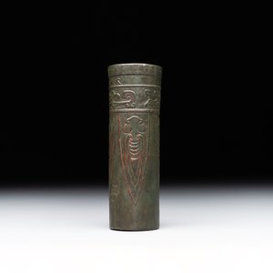 A Chinese bronze cylindrical 'cicada' flower arranging vase, Xuande mark, Ming — foto 5