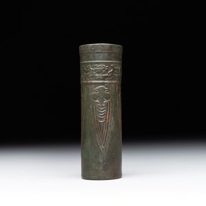 A Chinese bronze cylindrical 'cicada' flower arranging vase, Xuande mark, Ming — foto 6