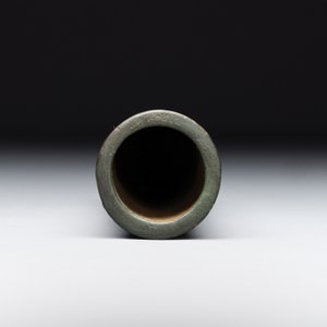 A Chinese bronze cylindrical 'cicada' flower arranging vase, Xuande mark, Ming — foto 7