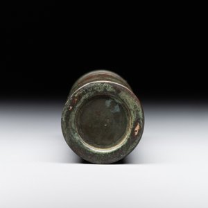A Chinese bronze cylindrical 'cicada' flower arranging vase, Xuande mark, Ming — foto 8