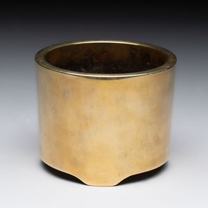 A Chinese bronze cylindrical tripod censer, Xuande mark, 18th C. — photo 1