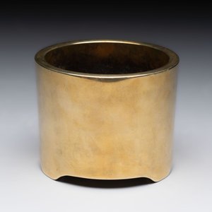 A Chinese bronze cylindrical tripod censer, Xuande mark, 18th C. — photo 2