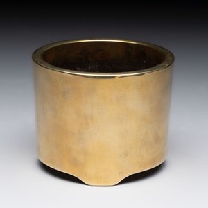 A Chinese bronze cylindrical tripod censer, Xuande mark, 18th C. — photo 3