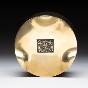 A Chinese bronze cylindrical tripod censer, Xuande mark, 18th C. — photo 5