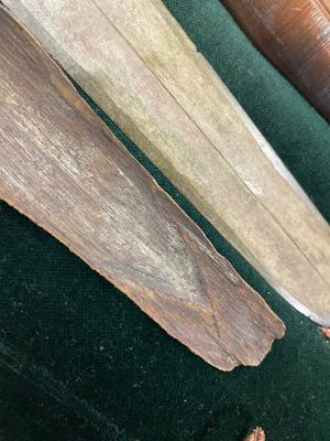 A Chinese bronze dagger with wooden scabbard in a display case, Han — photo 11
