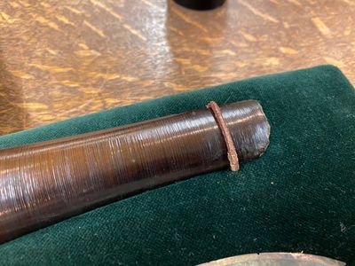 A Chinese bronze dagger with wooden scabbard in a display case, Han — photo 15