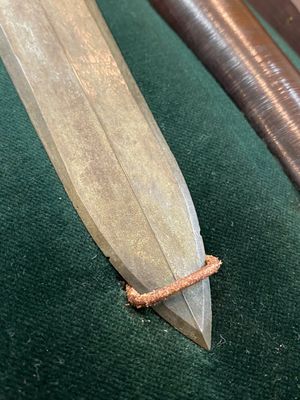 A Chinese bronze dagger with wooden scabbard in a display case, Han — photo 5