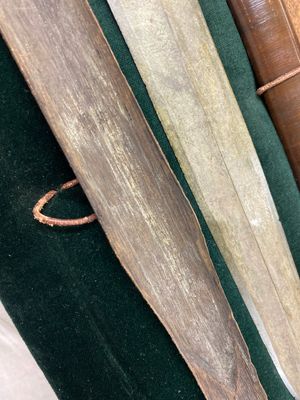 A Chinese bronze dagger with wooden scabbard in a display case, Han — photo 9
