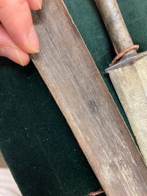 A Chinese bronze dagger with wooden scabbard in a display case, Han — photo 10