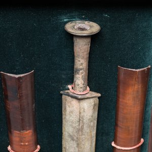 A Chinese bronze dagger with wooden scabbard in a display case, Han — photo 3