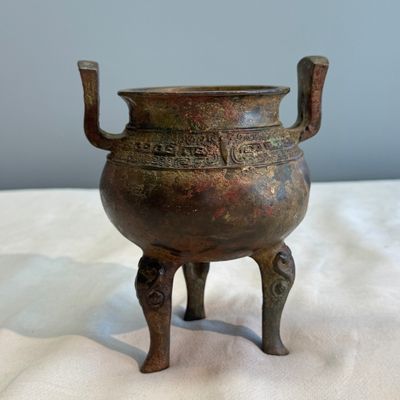 A Chinese bronze tripod vessel, — foto 1