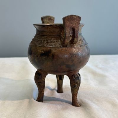 A Chinese bronze tripod vessel, — foto 2