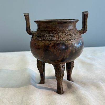 A Chinese bronze tripod vessel, — foto 3