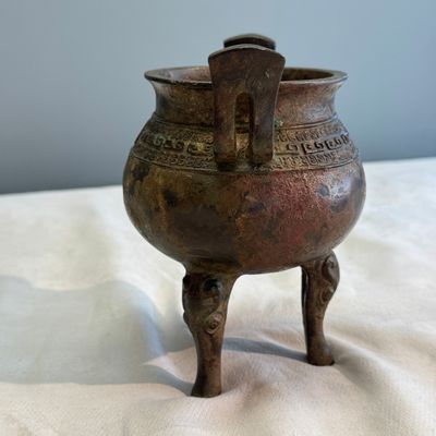 A Chinese bronze tripod vessel, — foto 4