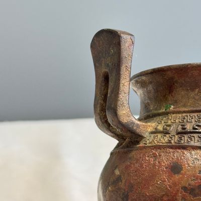 A Chinese bronze tripod vessel, — foto 5