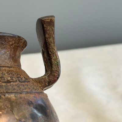 A Chinese bronze tripod vessel, — foto 6