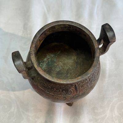 A Chinese bronze tripod vessel, — foto 7