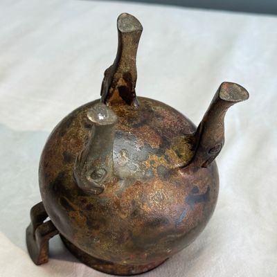 A Chinese bronze tripod vessel, — foto 8