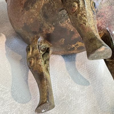 A Chinese bronze tripod vessel, — foto 10