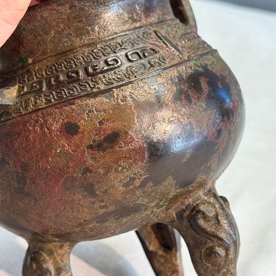 A Chinese bronze tripod vessel, — foto 11