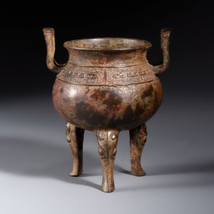 A Chinese bronze tripod vessel, — foto 1