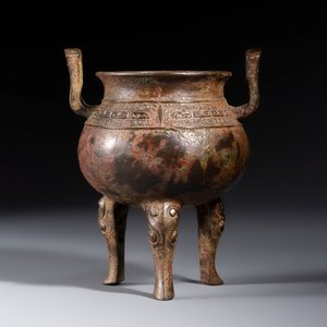 A Chinese bronze tripod vessel, — foto 2