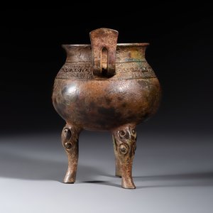 A Chinese bronze tripod vessel, — foto 3