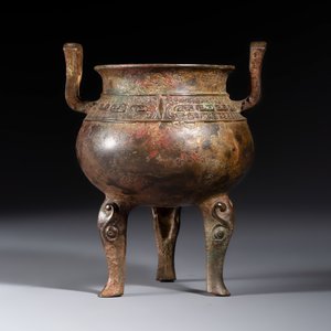 A Chinese bronze tripod vessel, — foto 4