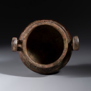 A Chinese bronze tripod vessel, — foto 6
