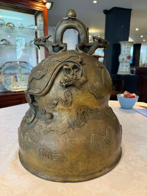 A Chinese bronze 'dragon' bell, 19th C. — photo 13