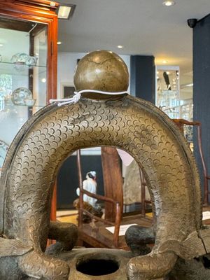 A Chinese bronze 'dragon' bell, 19th C. — photo 17