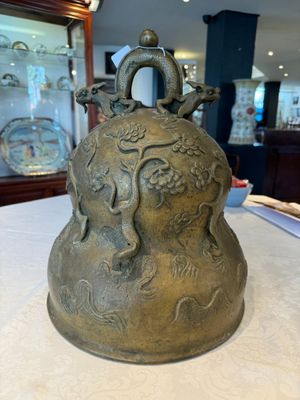A Chinese bronze 'dragon' bell, 19th C. — photo 1