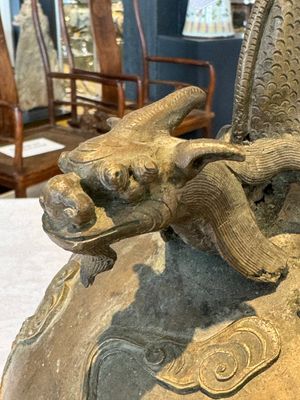 A Chinese bronze 'dragon' bell, 19th C. — photo 2