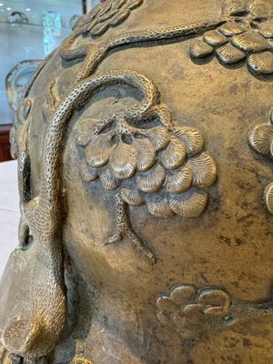 A Chinese bronze 'dragon' bell, 19th C. — photo 7
