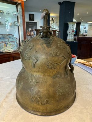 A Chinese bronze 'dragon' bell, 19th C. — photo 8
