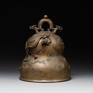 A Chinese bronze 'dragon' bell, 19th C. — photo 1